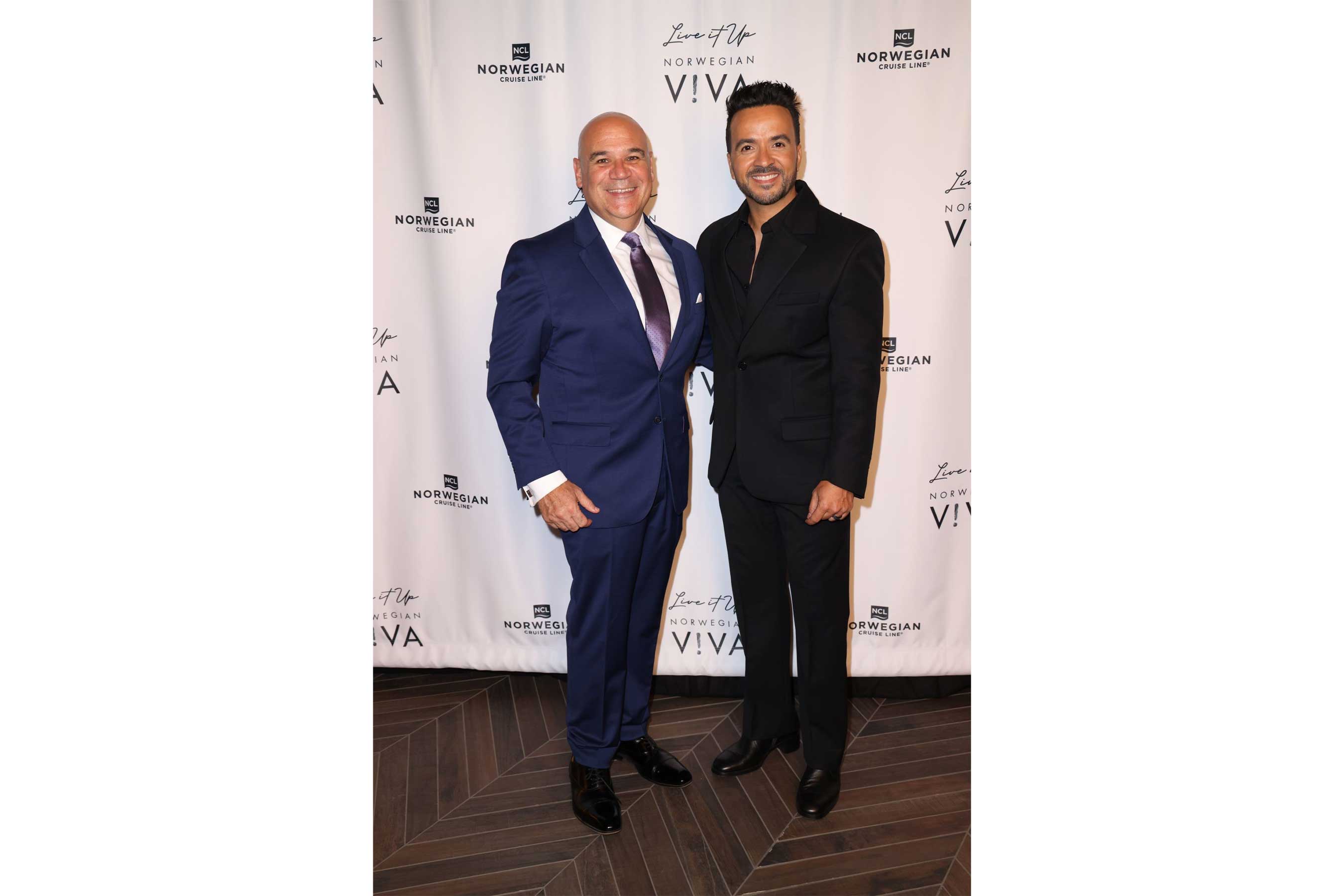 Luis Fonsi, sensación musical mundial y padrino designado del Norwegian Viva, con el presidente de Norwegian Cruise Line, David J. Herrera.